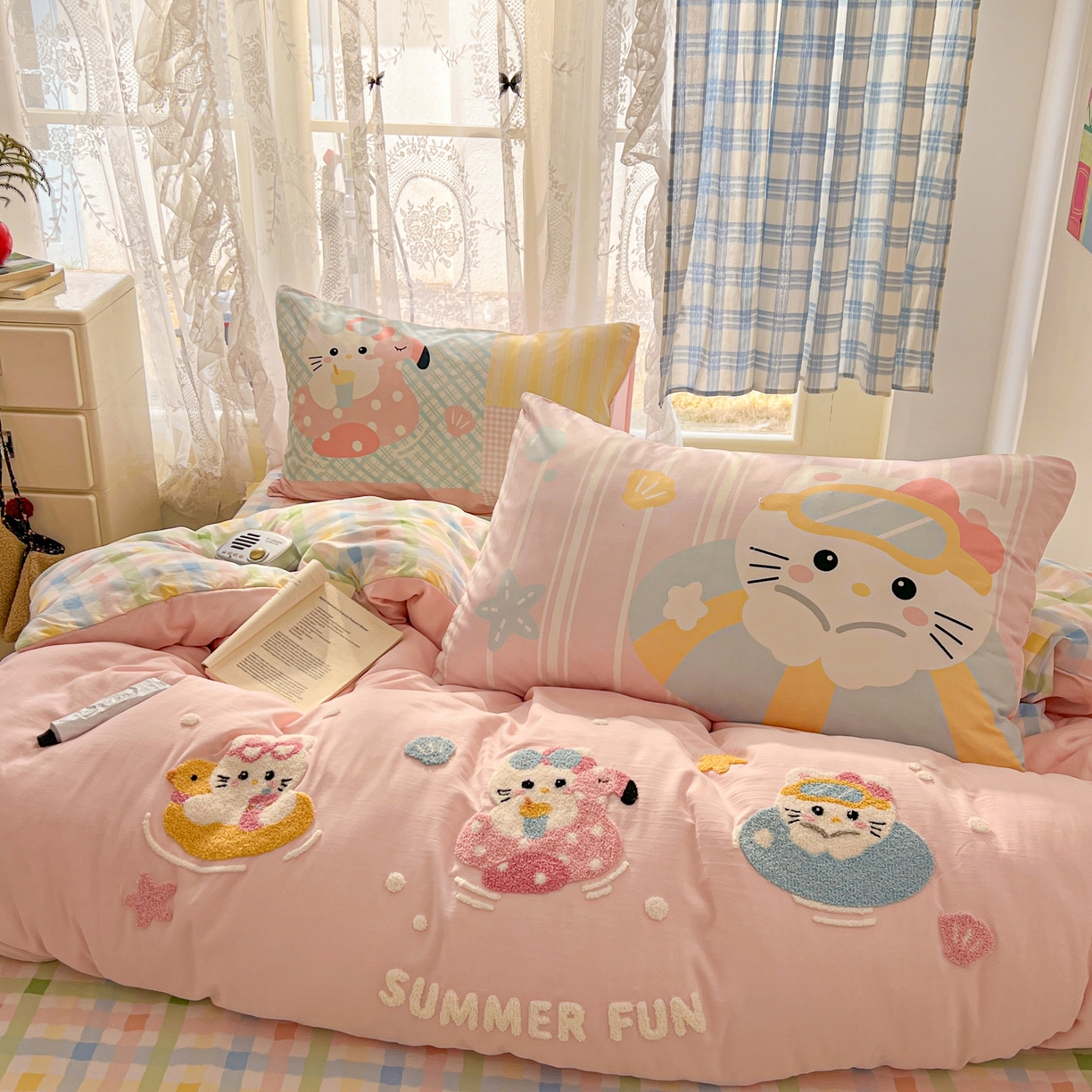 91家纺网 家纺一手货源 找家纺 沐慕 2026新款加厚款水洗棉云朵棉大版立体毛巾绣四件套 夏日喵星