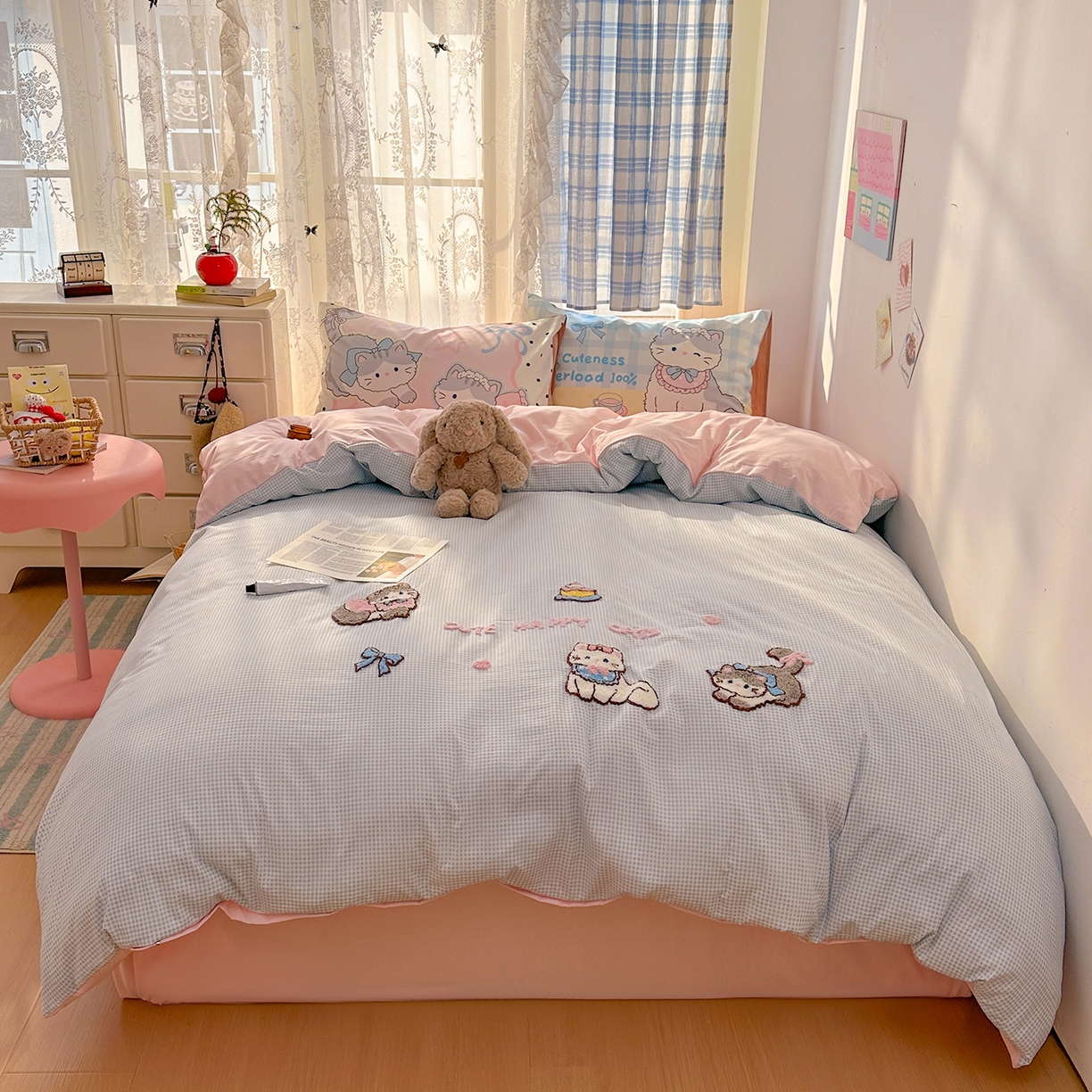 91家纺网 家纺一手货源 找家纺 沐慕 2026新款加厚款水洗棉云朵棉大版立体毛巾绣四件套 猫咪日记