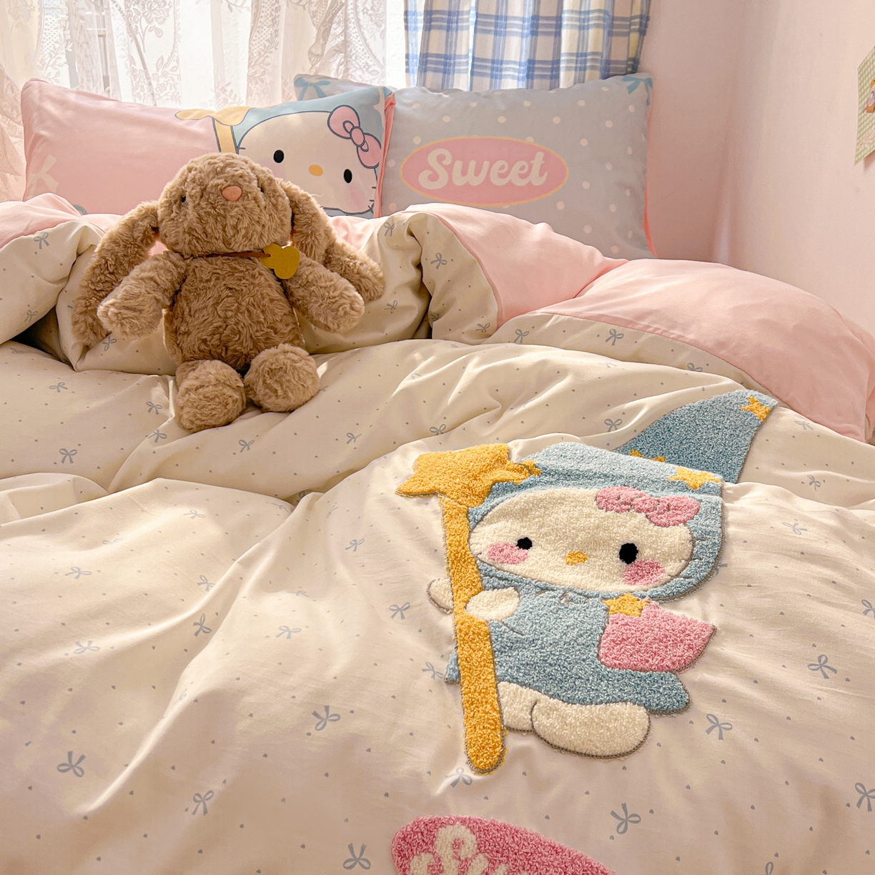 91家纺网 家纺一手货源 找家纺 沐慕 2026新款加厚款水洗棉云朵棉大版立体毛巾绣四件套 魔法喵