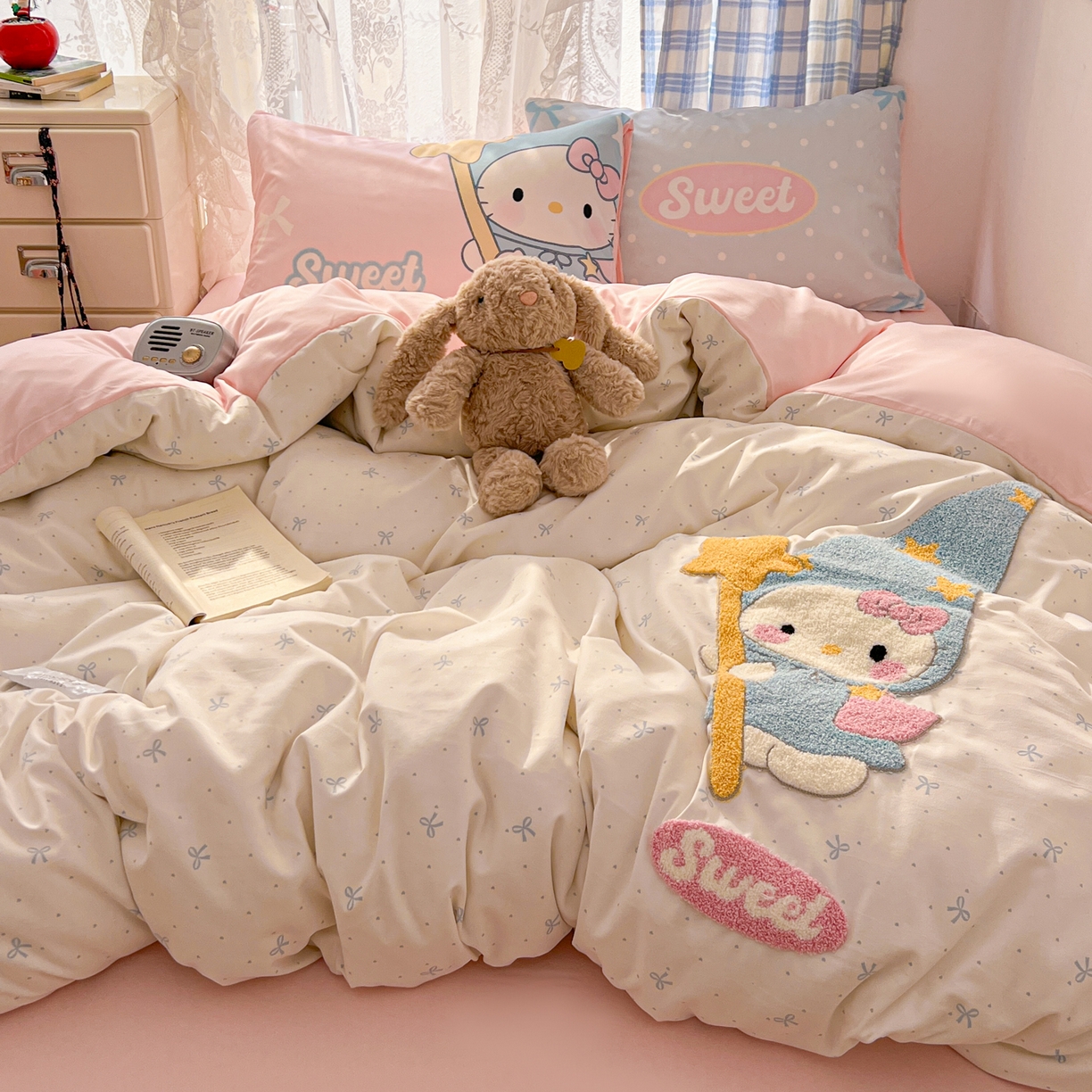 91家纺网 家纺一手货源 找家纺 沐慕 2026新款加厚款水洗棉云朵棉大版立体毛巾绣四件套 魔法喵