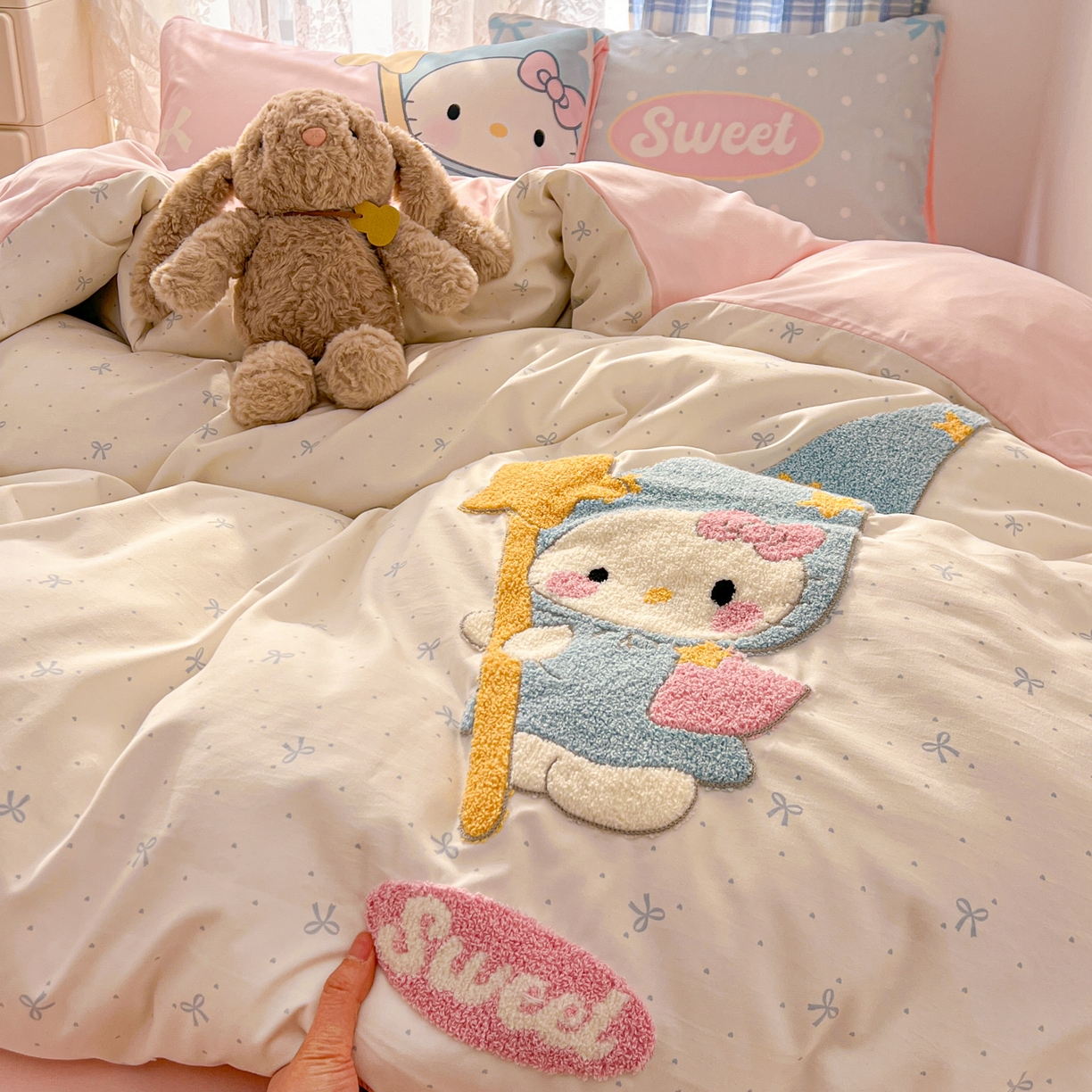 91家纺网 家纺一手货源 找家纺 沐慕 2026新款加厚款水洗棉云朵棉大版立体毛巾绣四件套 魔法喵