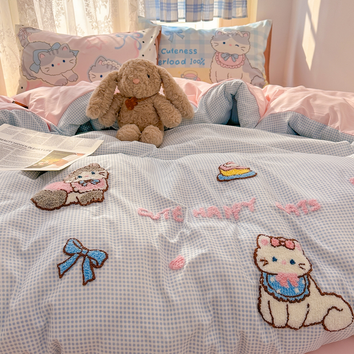 91家纺网 家纺一手货源 找家纺 沐慕 2026新款加厚款水洗棉云朵棉大版立体毛巾绣四件套 猫咪日记