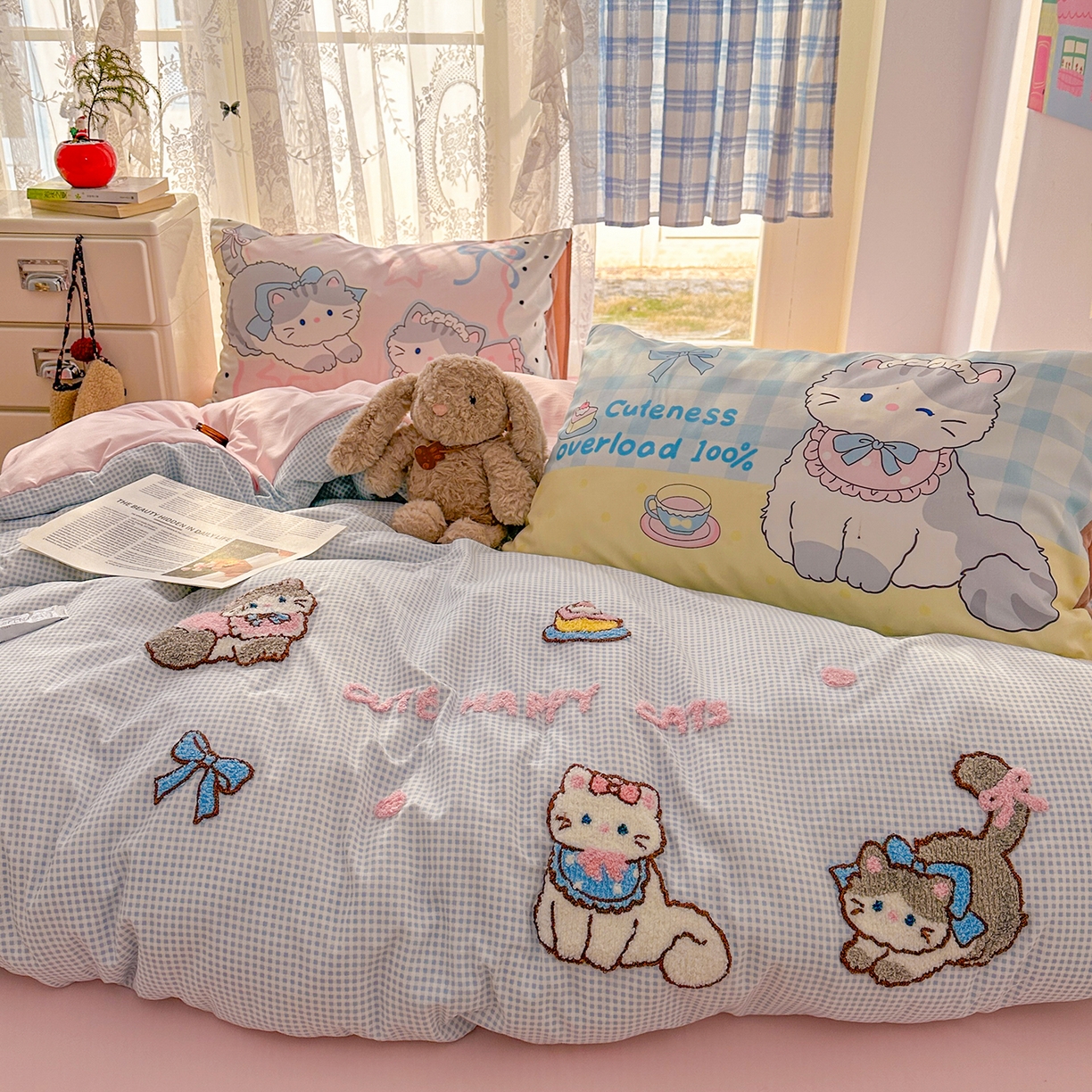 91家纺网 家纺一手货源 找家纺 沐慕 2026新款加厚款水洗棉云朵棉大版立体毛巾绣四件套 猫咪日记