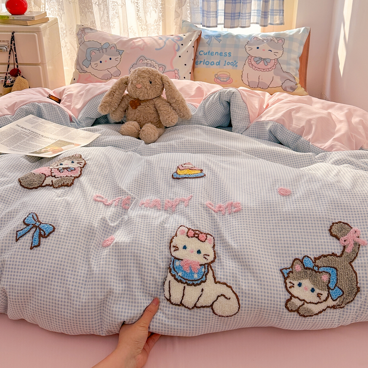 91家纺网 家纺一手货源 找家纺 沐慕 2026新款加厚款水洗棉云朵棉大版立体毛巾绣四件套 猫咪日记