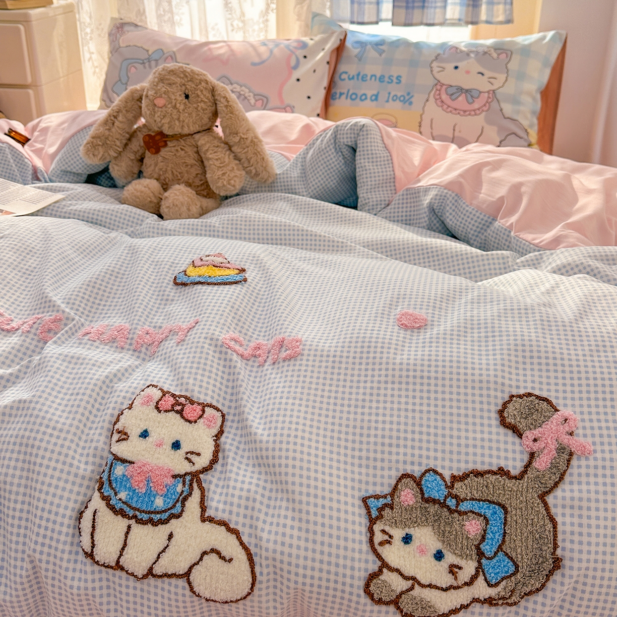 91家纺网 家纺一手货源 找家纺 沐慕 2026新款加厚款水洗棉云朵棉大版立体毛巾绣四件套 猫咪日记