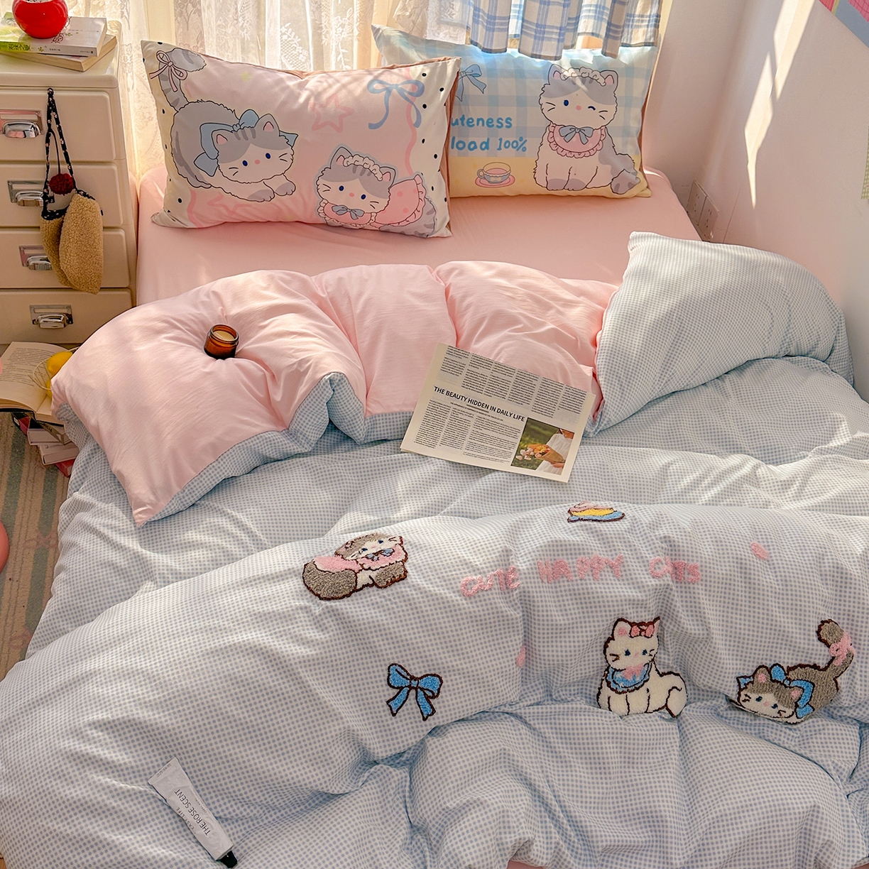 91家纺网 家纺一手货源 找家纺 沐慕 2026新款加厚款水洗棉云朵棉大版立体毛巾绣四件套 猫咪日记