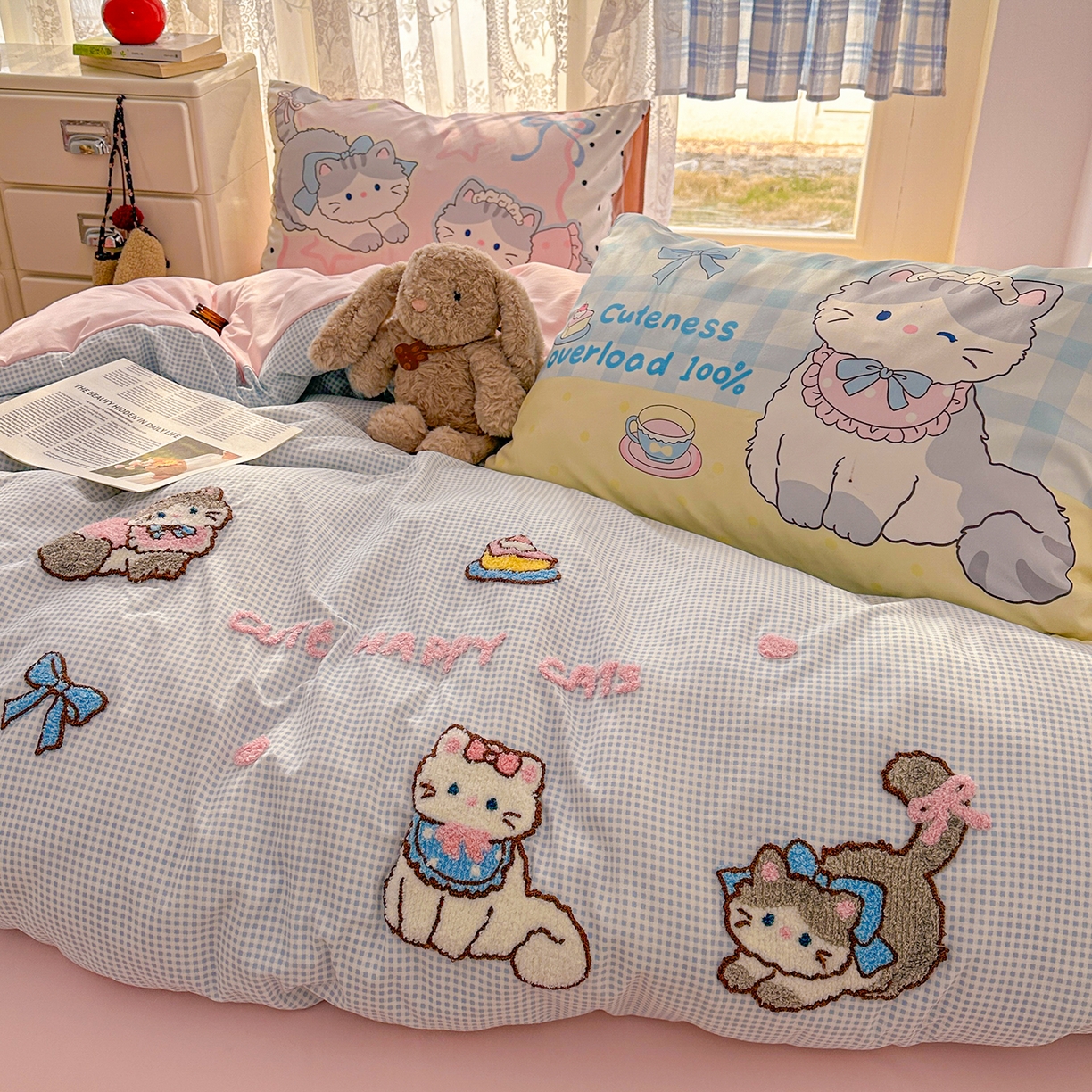 91家纺网 家纺一手货源 找家纺 沐慕 2026新款加厚款水洗棉云朵棉大版立体毛巾绣四件套 猫咪日记