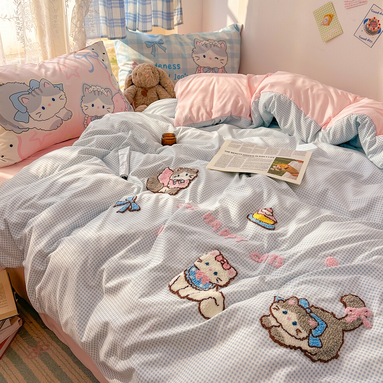 91家纺网 家纺一手货源 找家纺 沐慕 2026新款加厚款水洗棉云朵棉大版立体毛巾绣四件套 猫咪日记