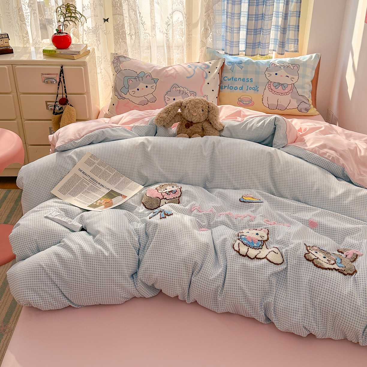 91家纺网 家纺一手货源 找家纺 沐慕 2026新款加厚款水洗棉云朵棉大版立体毛巾绣四件套 猫咪日记