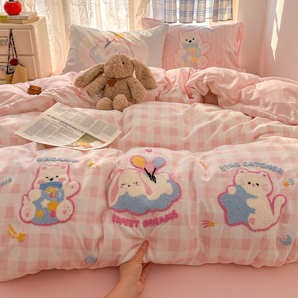 91家纺网 家纺一手货源 找家纺 沐慕 2026新款加厚款水洗棉云朵棉大版立体毛巾绣四件套 甜梦云朵趴