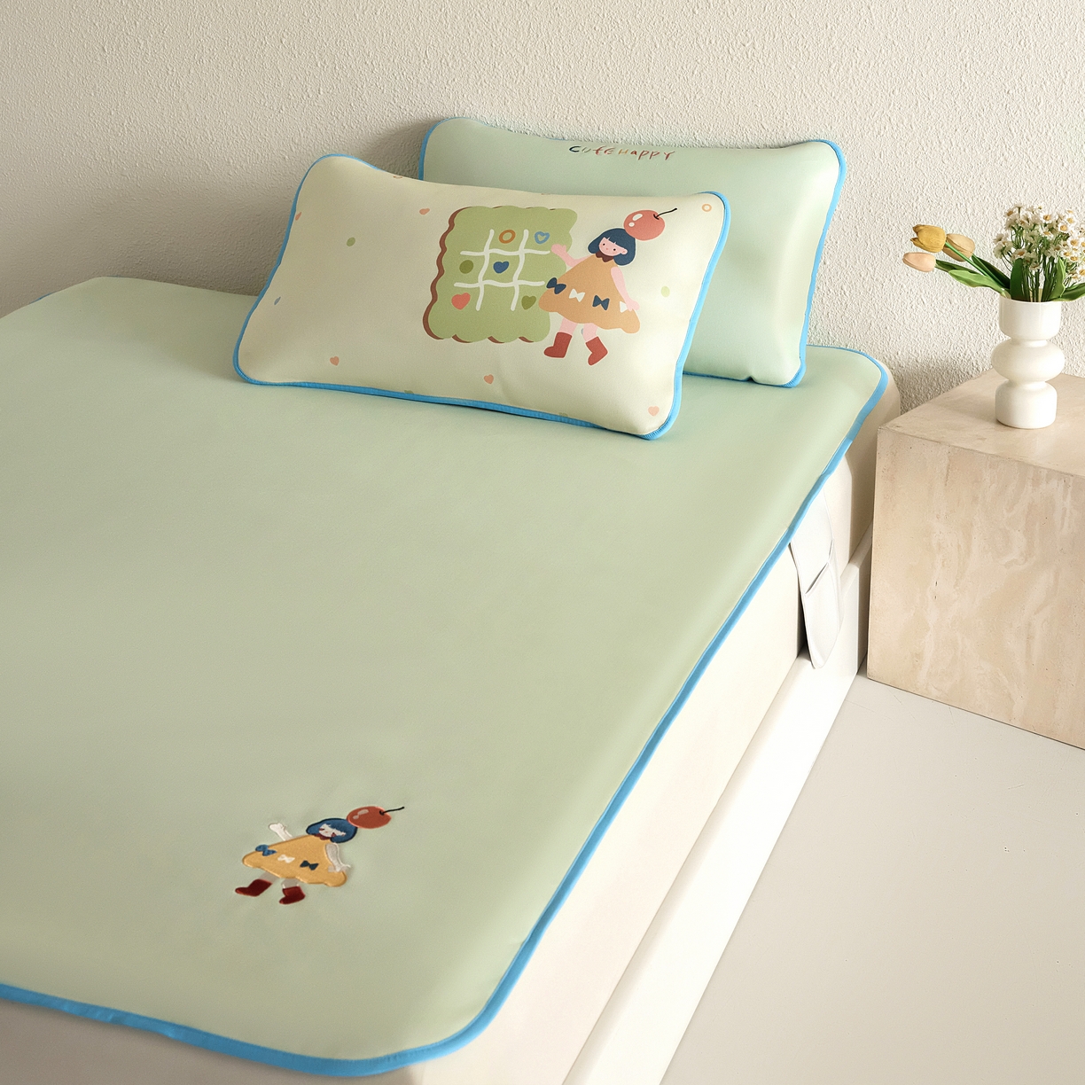 91家纺网 家纺一手货源 找家纺 禧禾 2026春夏新款A类600D数码冰丝席凉席席子-冰菓系列 苹果女孩-床席款