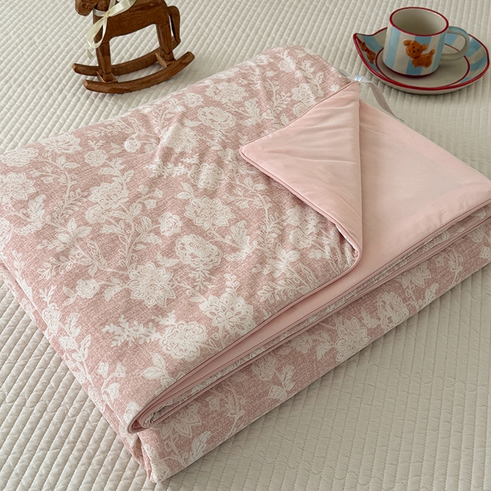 91家纺网 家纺一手货源 找家纺 HL原创 2026春夏新款双面小冰皮夏被夏凉被空调被 南法假日-粉