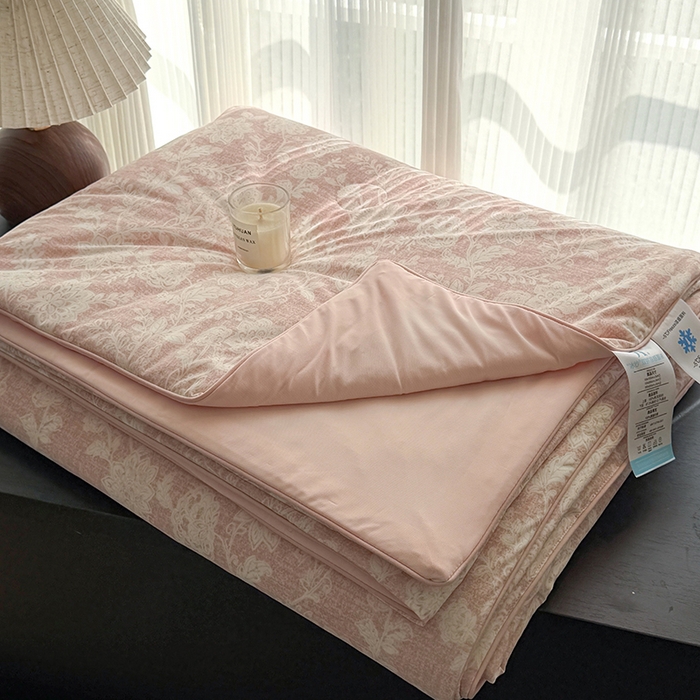 91家纺网 家纺一手货源 找家纺 HL原创 2026春夏新款双面小冰皮夏被夏凉被空调被 南法假日-粉