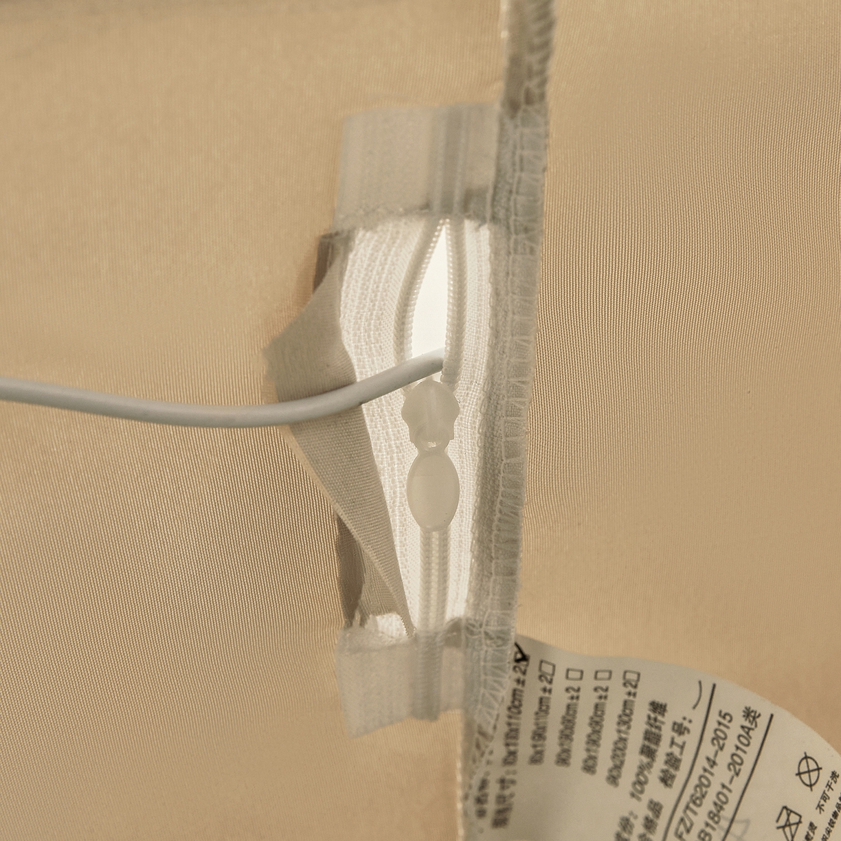 91家纺网 家纺一手货源 找家纺 壹和 2026新款纯物理无涂层无覆膜款遮光防蚊学生坐床蚊帐（场景二） 优雅米