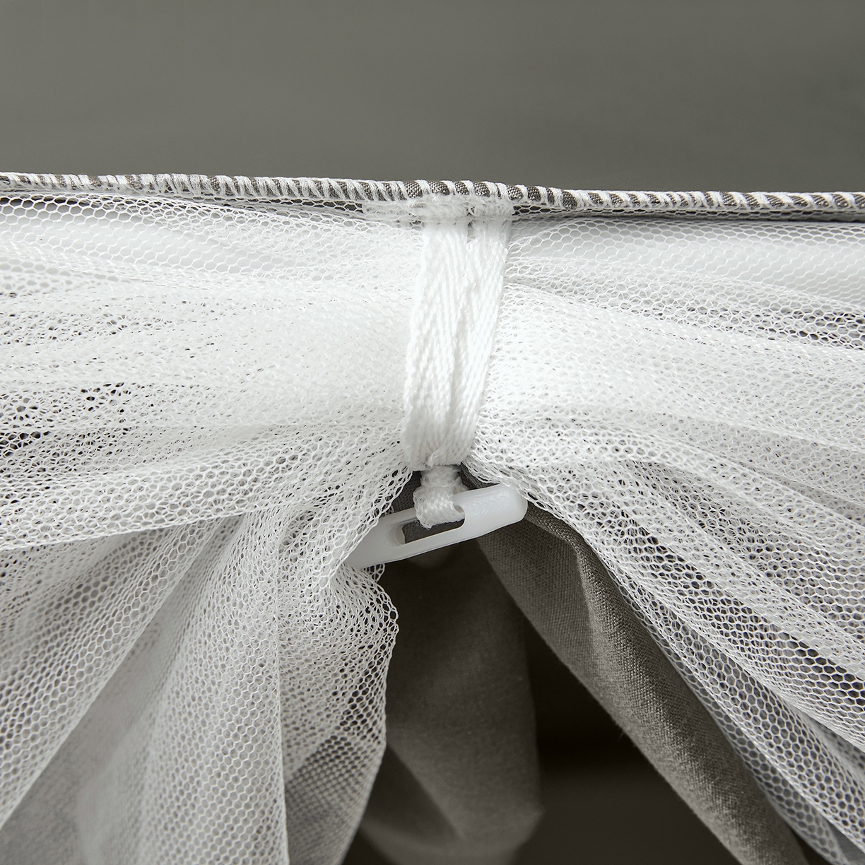 91家纺网 家纺一手货源 找家纺 壹和 2026新款纯物理无涂层无覆膜款遮光防蚊学生坐床蚊帐（场景二） 大象灰