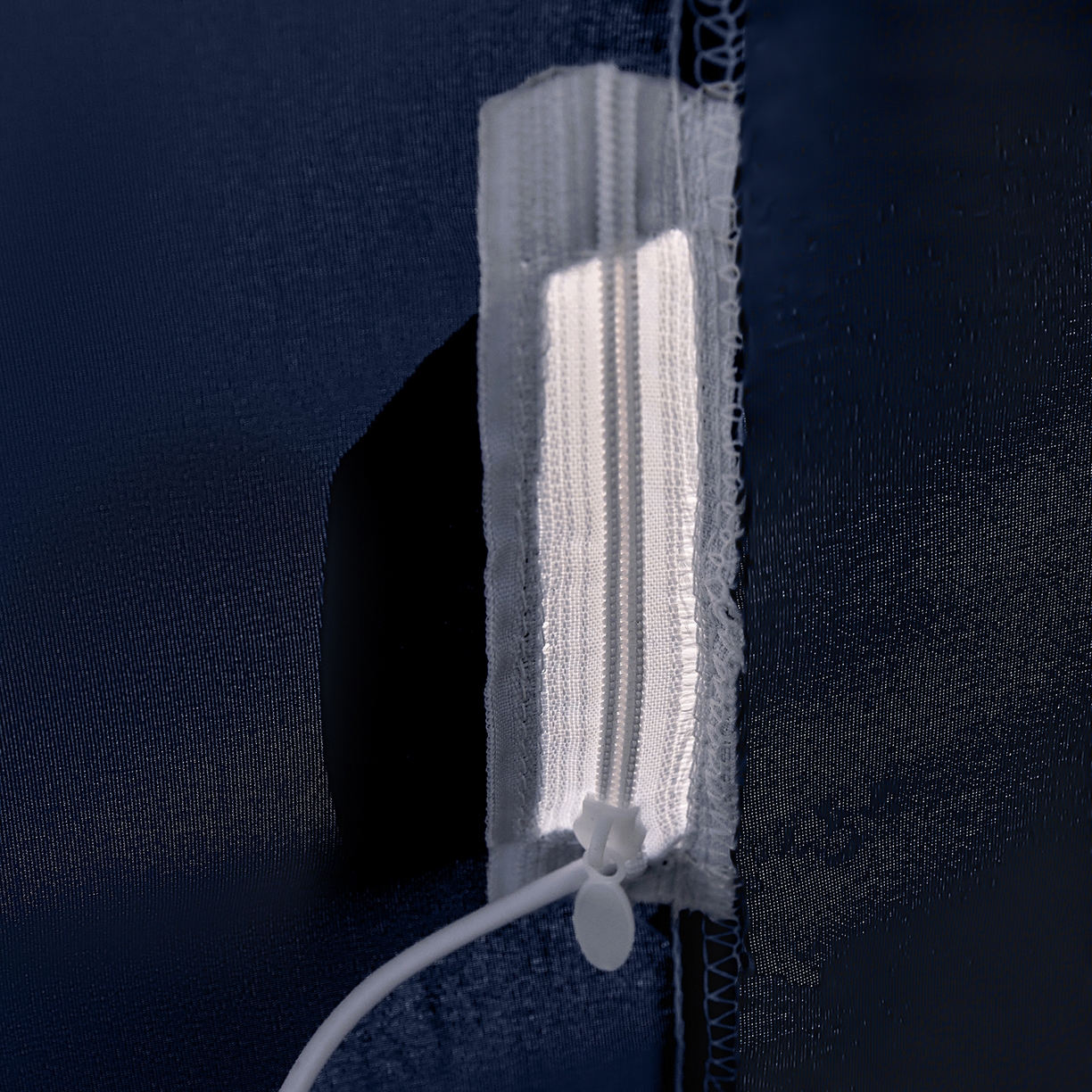 91家纺网 家纺一手货源 找家纺 壹和 2026新款纯物理无涂层无覆膜款遮光防蚊学生坐床蚊帐（场景二） 靛蓝