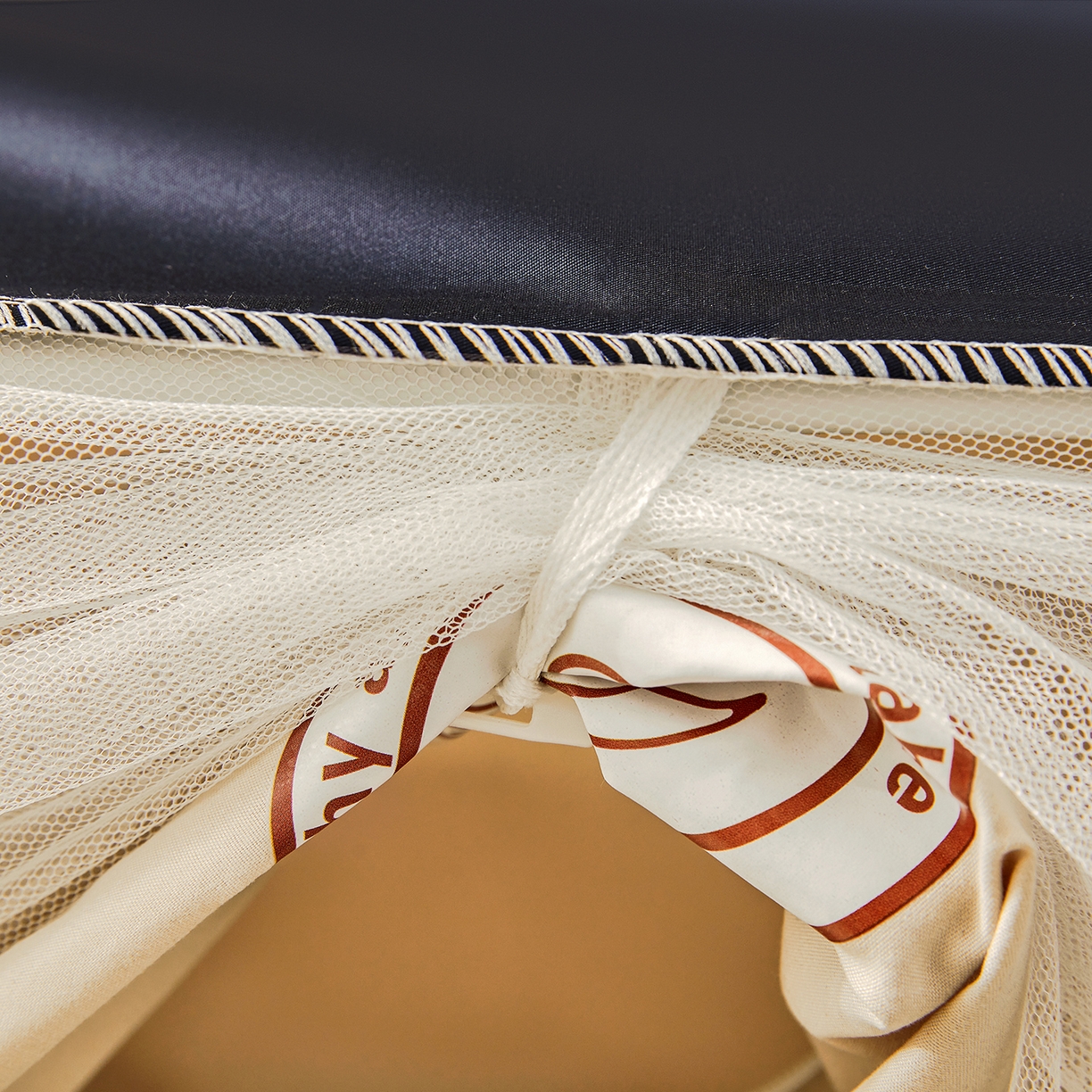 91家纺网 家纺一手货源 找家纺 壹和 2026新款纯物理无涂层无覆膜款遮光防蚊学生坐床蚊帐（场景二） 优雅米