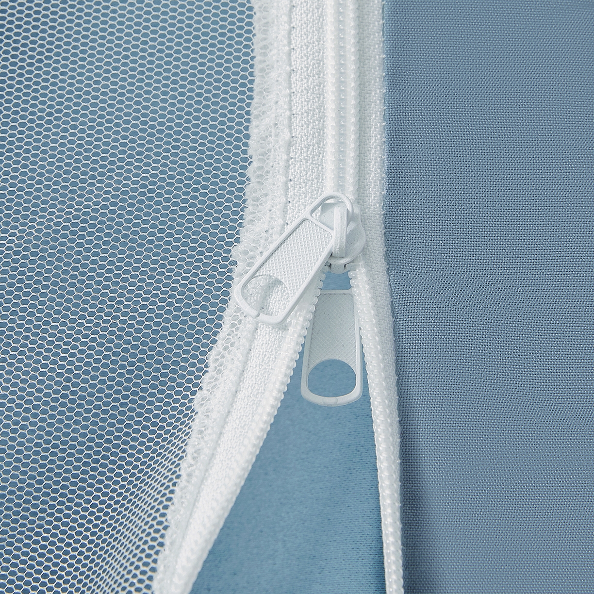 91家纺网 家纺一手货源 找家纺 （总）壹和 2026新款纯物理无涂层无覆膜款遮光防蚊学生坐床蚊帐（场景二）