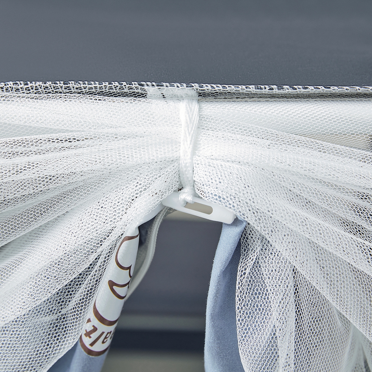 91家纺网 家纺一手货源 找家纺 壹和 2026新款纯物理无涂层无覆膜款遮光防蚊学生坐床蚊帐（场景二） 苍穹蓝