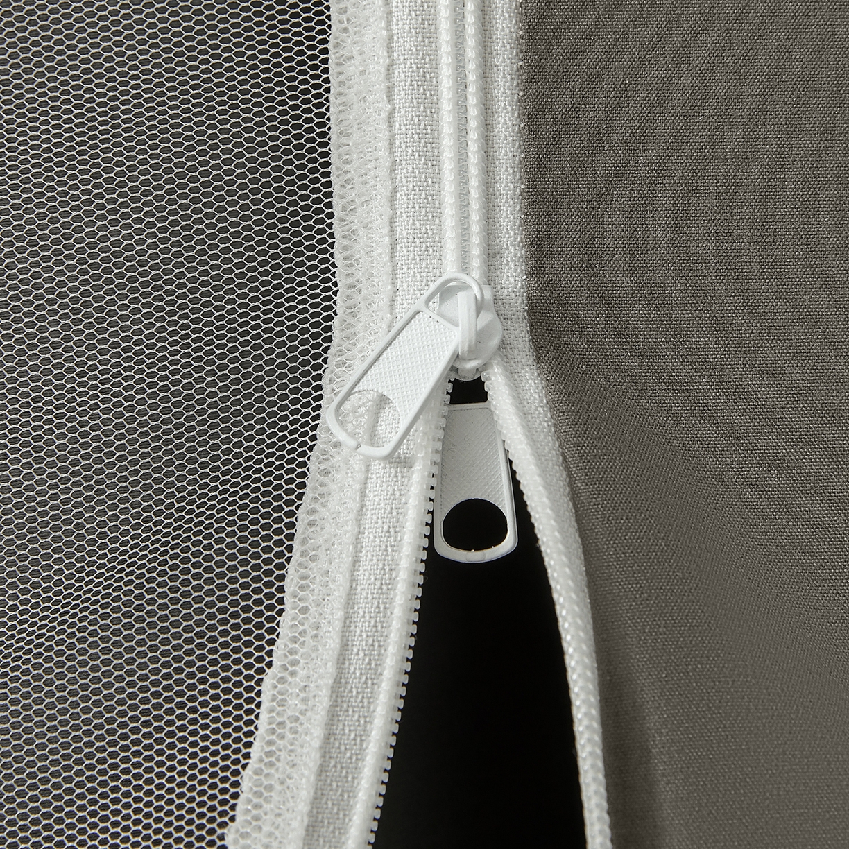 91家纺网 家纺一手货源 找家纺 壹和 2026新款纯物理无涂层无覆膜款遮光防蚊学生坐床蚊帐（场景二） 大象灰