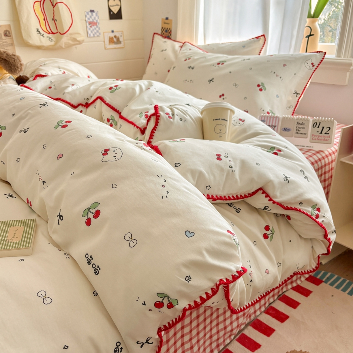 91家纺网 家纺一手货源 找家纺 慕尚家纺 2026春夏新款全棉纯棉印花三角针四件套 樱桃小喵