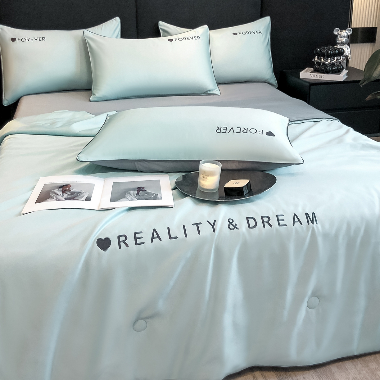 91家纺网 家纺一手货源 找家纺 吾诺家居 2026新款双拼及羽毛刺绣夏被夏凉被空调被四件套-柔羽 梵星蓝-经典灰