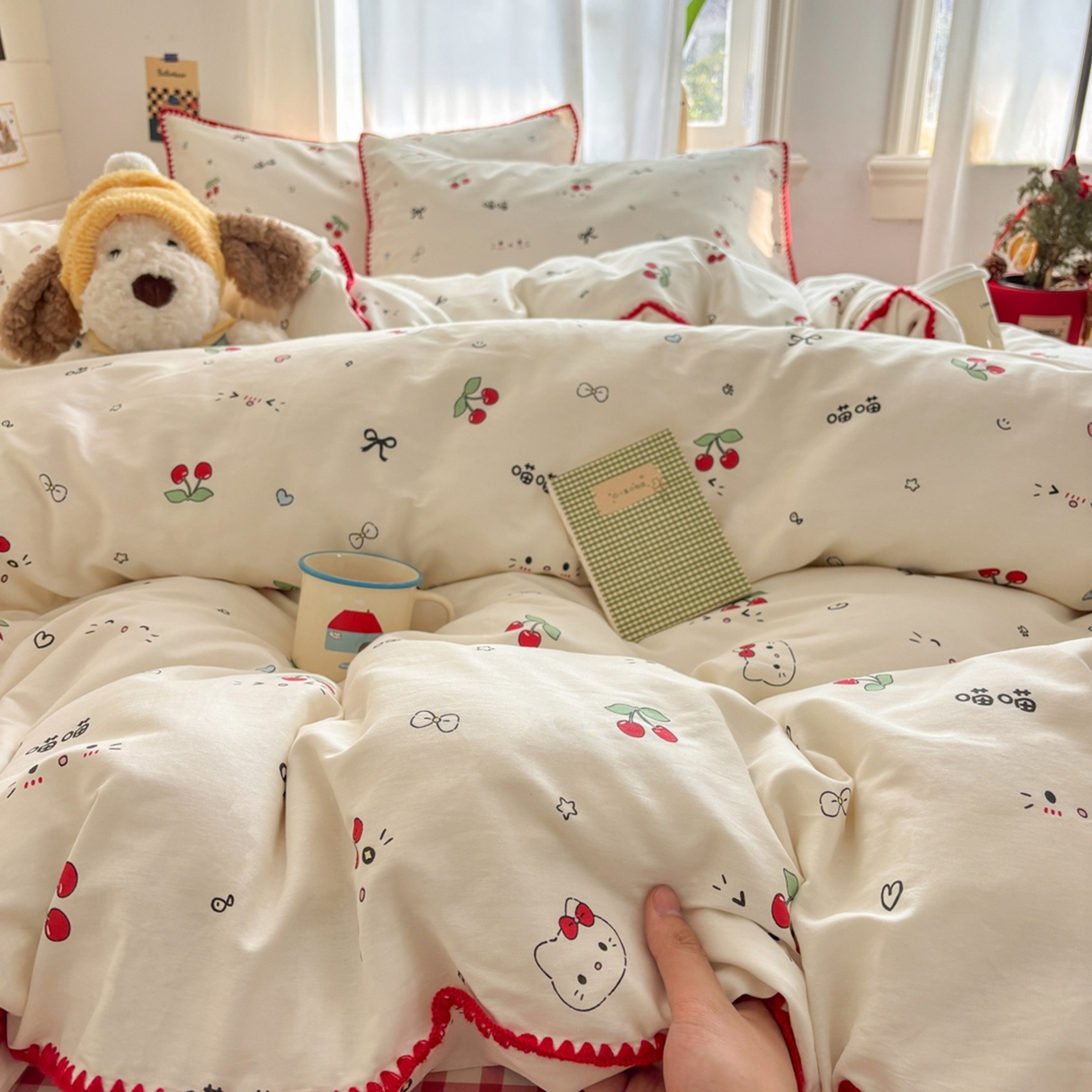 91家纺网 家纺一手货源 找家纺 慕尚家纺 2026春夏新款全棉纯棉印花三角针四件套 樱桃小喵