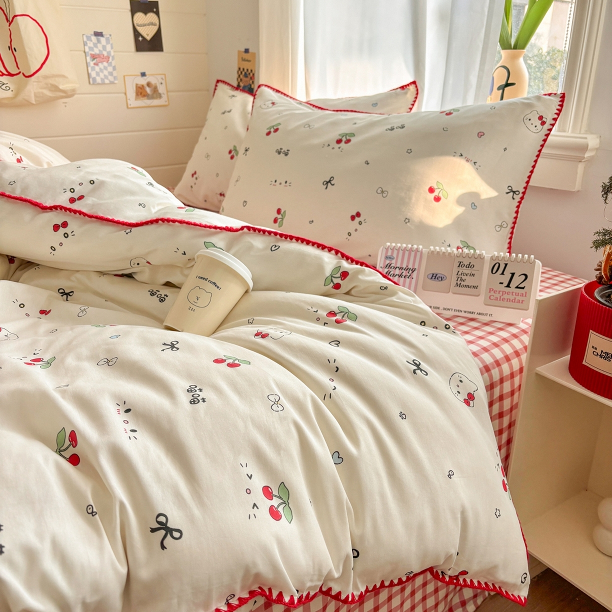 91家纺网 家纺一手货源 找家纺 慕尚家纺 2026春夏新款全棉纯棉印花三角针四件套 樱桃小喵