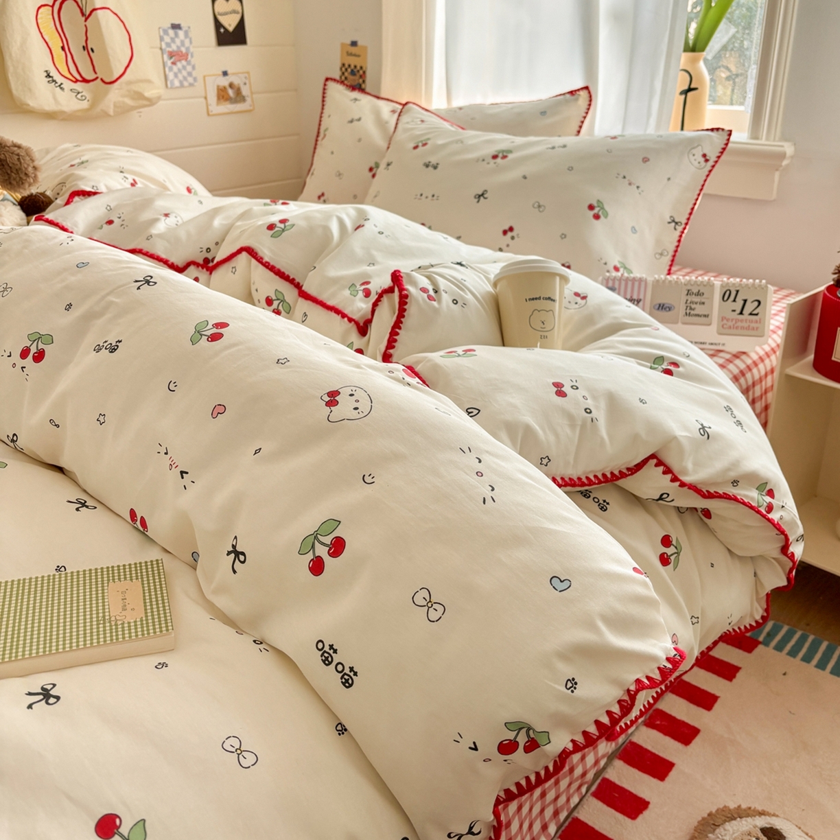 91家纺网 家纺一手货源 找家纺 慕尚家纺 2026春夏新款全棉纯棉印花三角针四件套 樱桃小喵