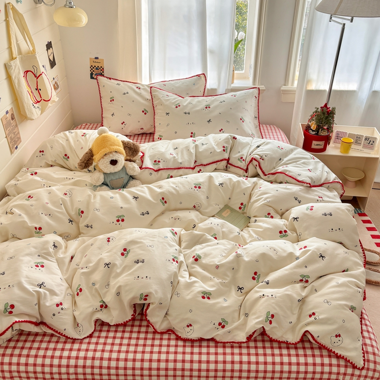 91家纺网 家纺一手货源 找家纺 慕尚家纺 2026春夏新款全棉纯棉印花三角针四件套 樱桃小喵