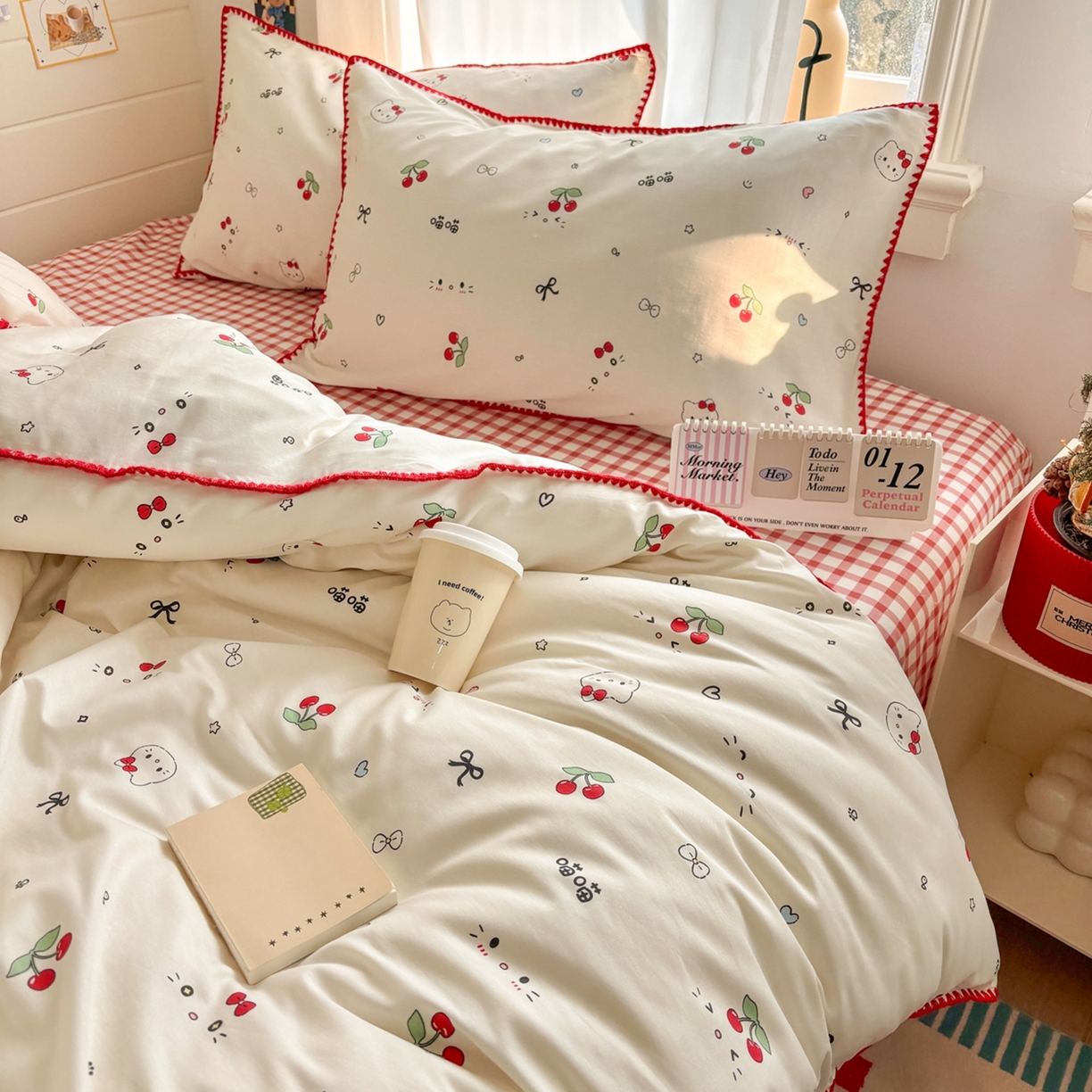 91家纺网 家纺一手货源 找家纺 慕尚家纺 2026春夏新款全棉纯棉印花三角针四件套 樱桃小喵