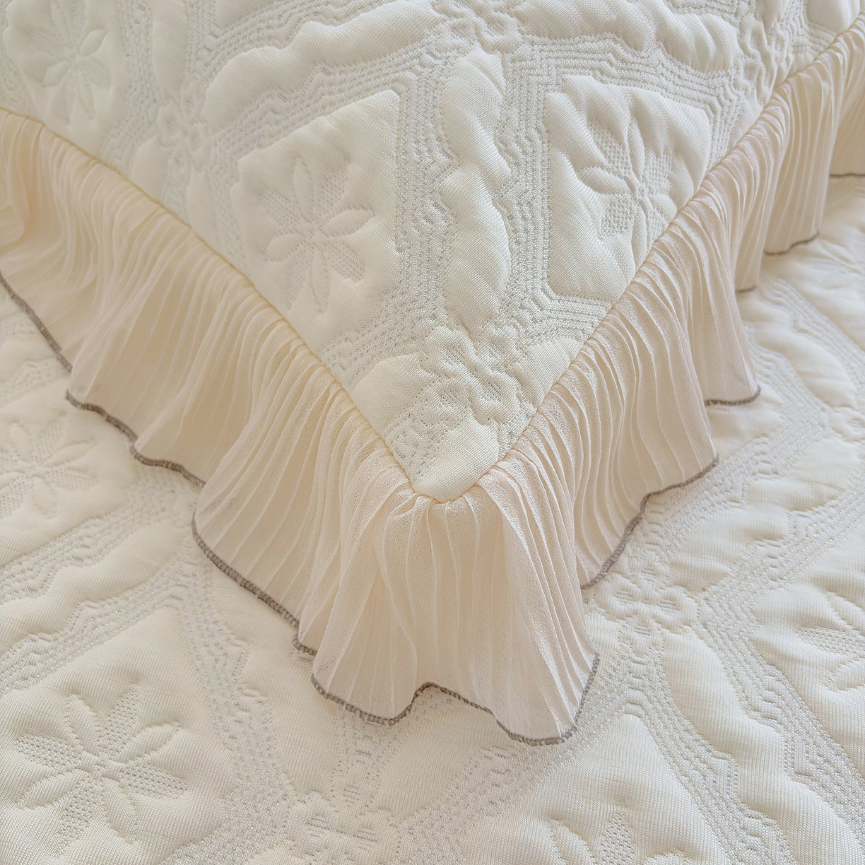 91家纺网 家纺一手货源 找家纺 锦格家纺 2026新款凉感丝网纱凉席夏被夏凉被空调被四件套 洛芙漫-奶昔白