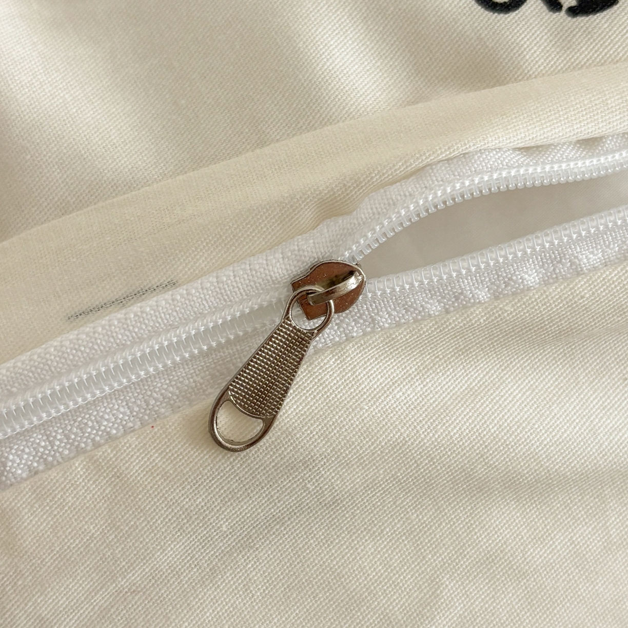 91家纺网 家纺一手货源 找家纺 慕尚家纺 2026春夏新款全棉纯棉印花三角针四件套 樱桃小喵