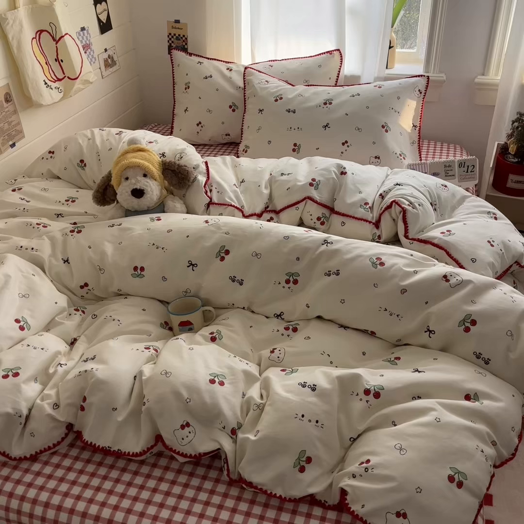 91家纺网 家纺一手货源 找家纺 慕尚家纺 2026春夏新款全棉纯棉印花三角针四件套 樱桃小喵