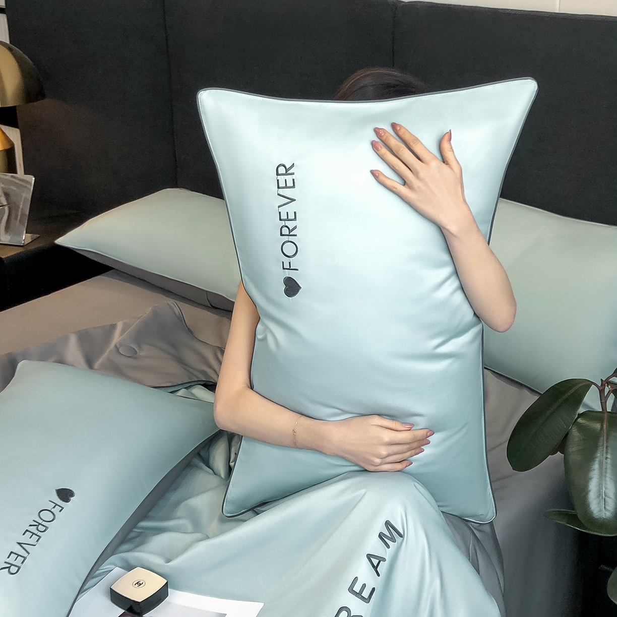 91家纺网 家纺一手货源 找家纺 吾诺家居 2026新款双拼及羽毛刺绣夏被夏凉被空调被四件套-柔羽 梵星蓝-经典灰