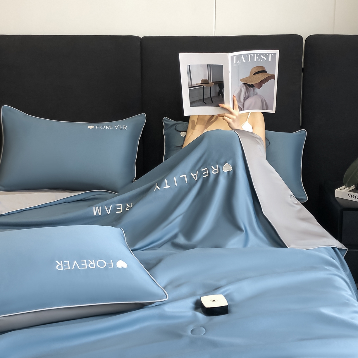 91家纺网 家纺一手货源 找家纺 吾诺家居 2026新款双拼及羽毛刺绣夏被夏凉被空调被四件套-柔羽 静谧蓝-经典灰