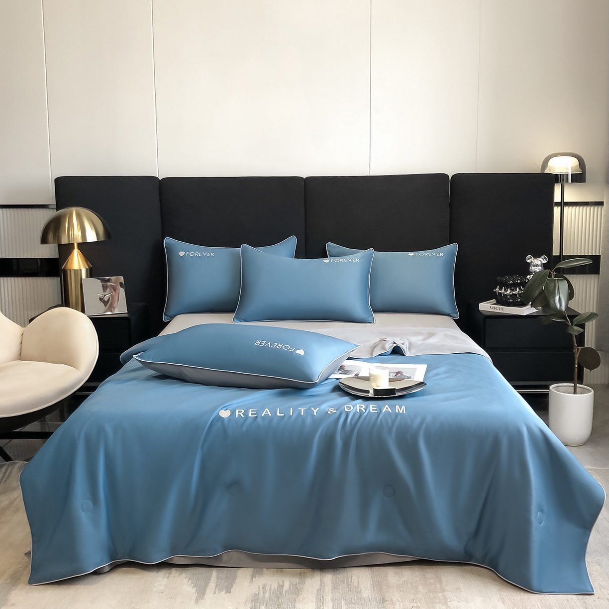 91家纺网 家纺一手货源 找家纺 吾诺家居 2026新款双拼及羽毛刺绣夏被夏凉被空调被四件套-柔羽 静谧蓝-经典灰