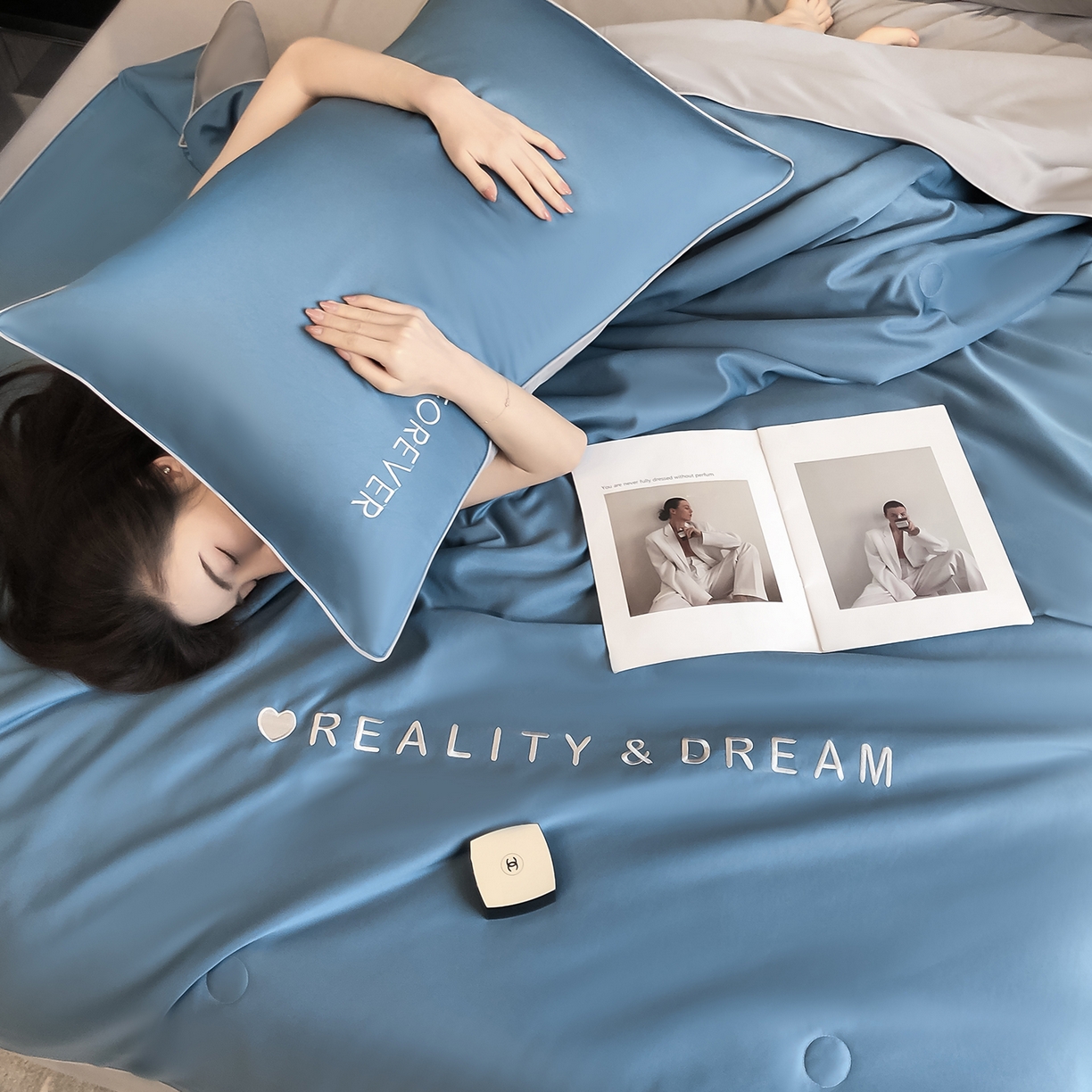 91家纺网 家纺一手货源 找家纺 吾诺家居 2026新款双拼及羽毛刺绣夏被夏凉被空调被四件套-柔羽 静谧蓝-经典灰