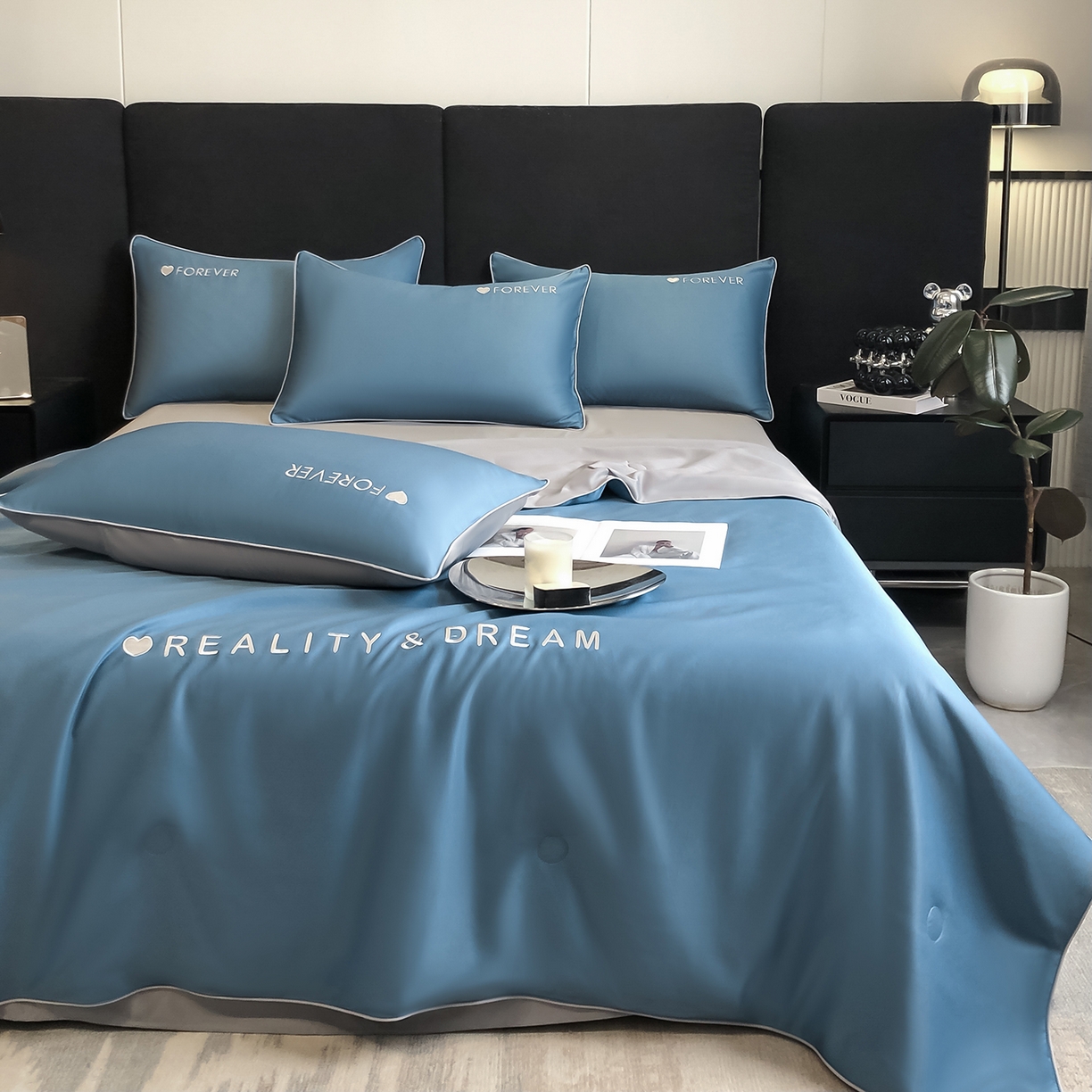 91家纺网 家纺一手货源 找家纺 吾诺家居 2026新款双拼及羽毛刺绣夏被夏凉被空调被四件套-柔羽 静谧蓝-经典灰