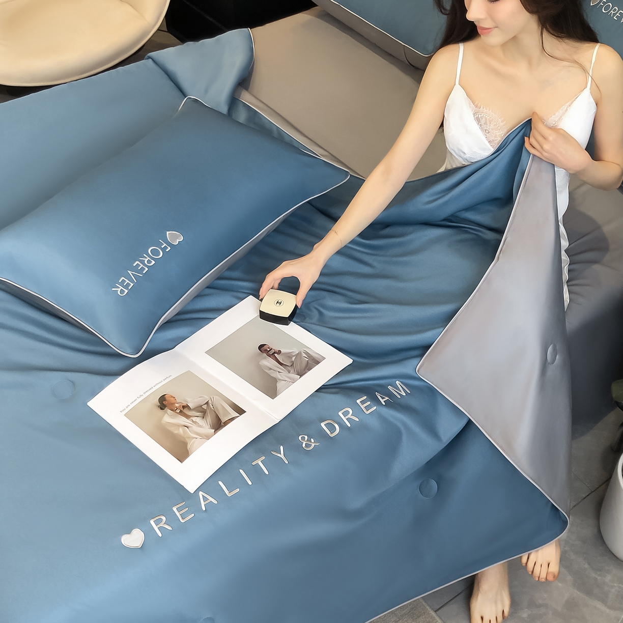 91家纺网 家纺一手货源 找家纺 吾诺家居 2026新款双拼及羽毛刺绣夏被夏凉被空调被四件套-柔羽 静谧蓝-经典灰