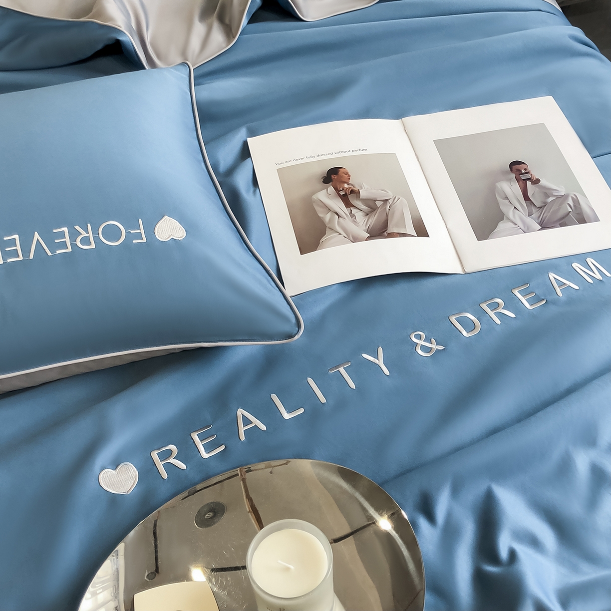 91家纺网 家纺一手货源 找家纺 吾诺家居 2026新款双拼及羽毛刺绣夏被夏凉被空调被四件套-柔羽 静谧蓝-经典灰