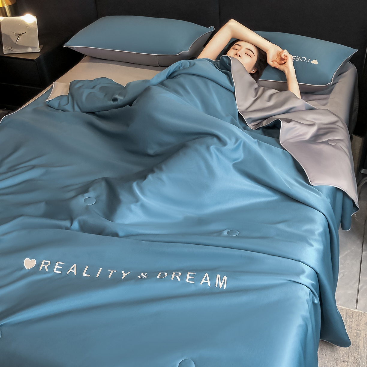 91家纺网 家纺一手货源 找家纺 吾诺家居 2026新款双拼及羽毛刺绣夏被夏凉被空调被四件套-柔羽 静谧蓝-经典灰