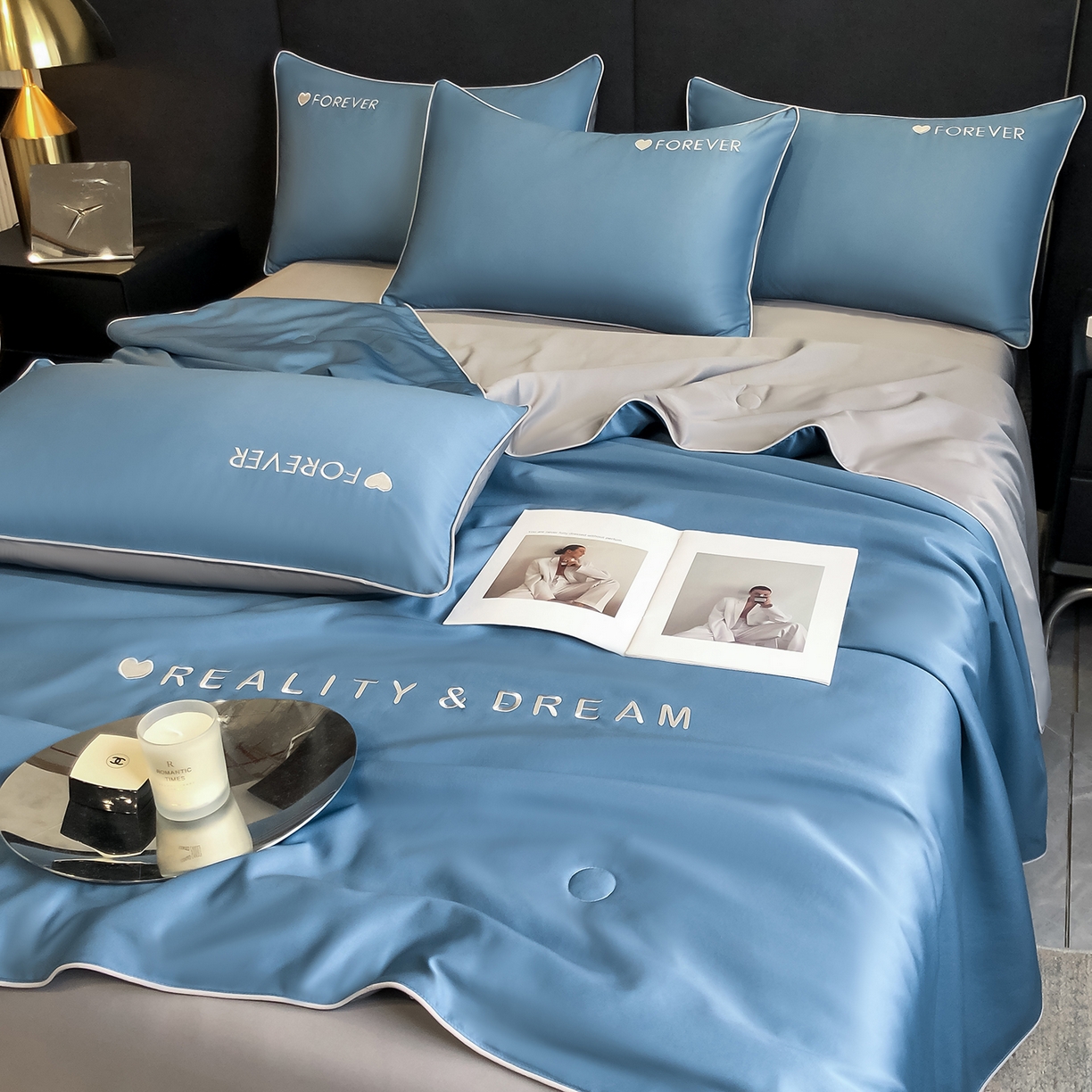 91家纺网 家纺一手货源 找家纺 吾诺家居 2026新款双拼及羽毛刺绣夏被夏凉被空调被四件套-柔羽 静谧蓝-经典灰