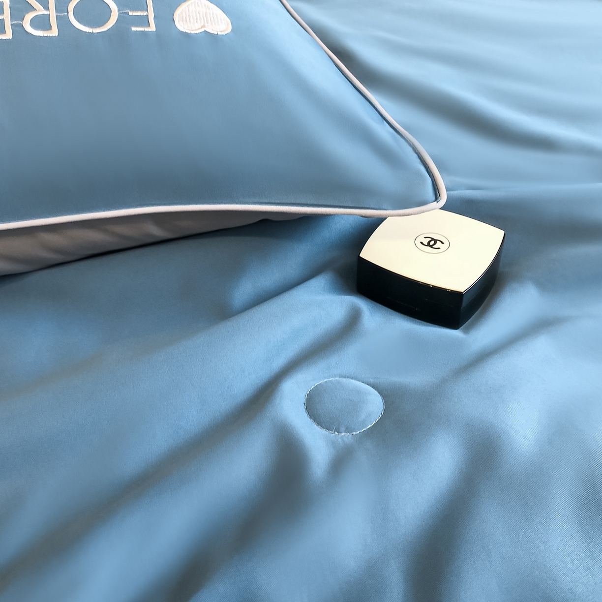 91家纺网 家纺一手货源 找家纺 吾诺家居 2026新款双拼及羽毛刺绣夏被夏凉被空调被四件套-柔羽 静谧蓝-经典灰