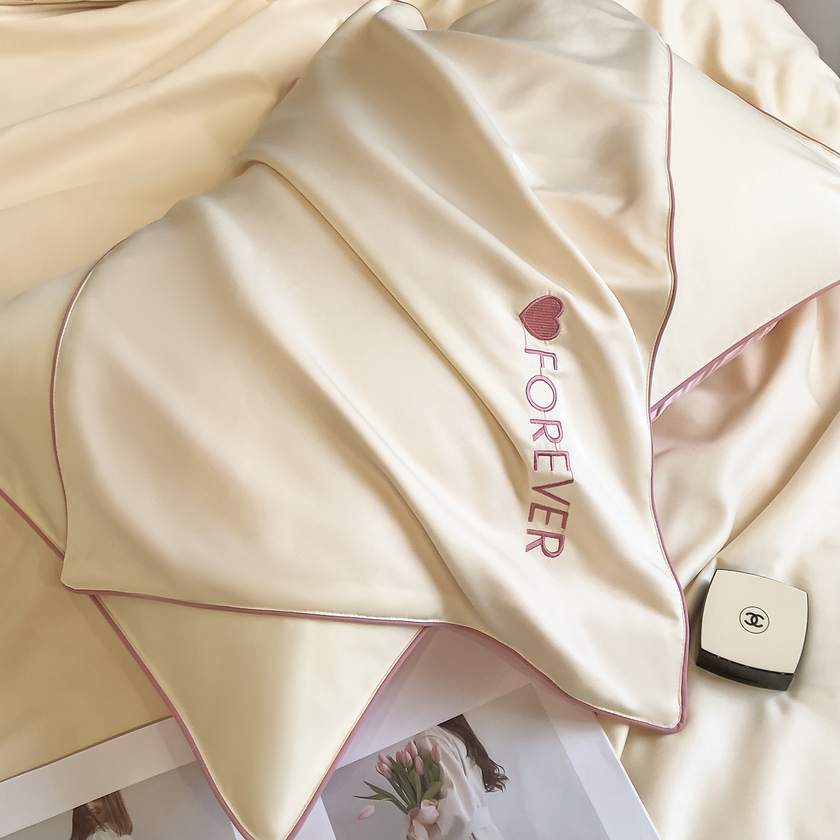 91家纺网 家纺一手货源 找家纺 吾诺家居 2026新款双拼及羽毛刺绣夏被夏凉被空调被四件套-柔羽 奶黄-豆沙