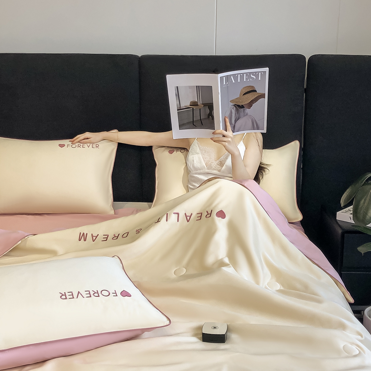 91家纺网 家纺一手货源 找家纺 吾诺家居 2026新款双拼及羽毛刺绣夏被夏凉被空调被四件套-柔羽 奶黄-豆沙