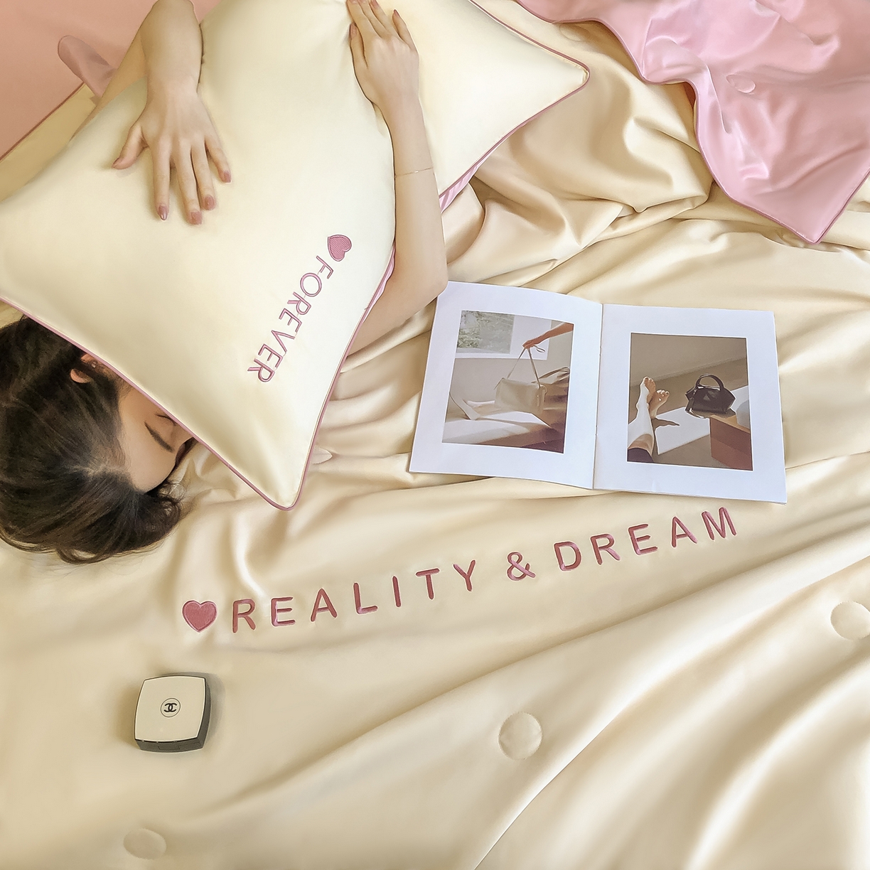 91家纺网 家纺一手货源 找家纺 吾诺家居 2026新款双拼及羽毛刺绣夏被夏凉被空调被四件套-柔羽 奶黄-豆沙