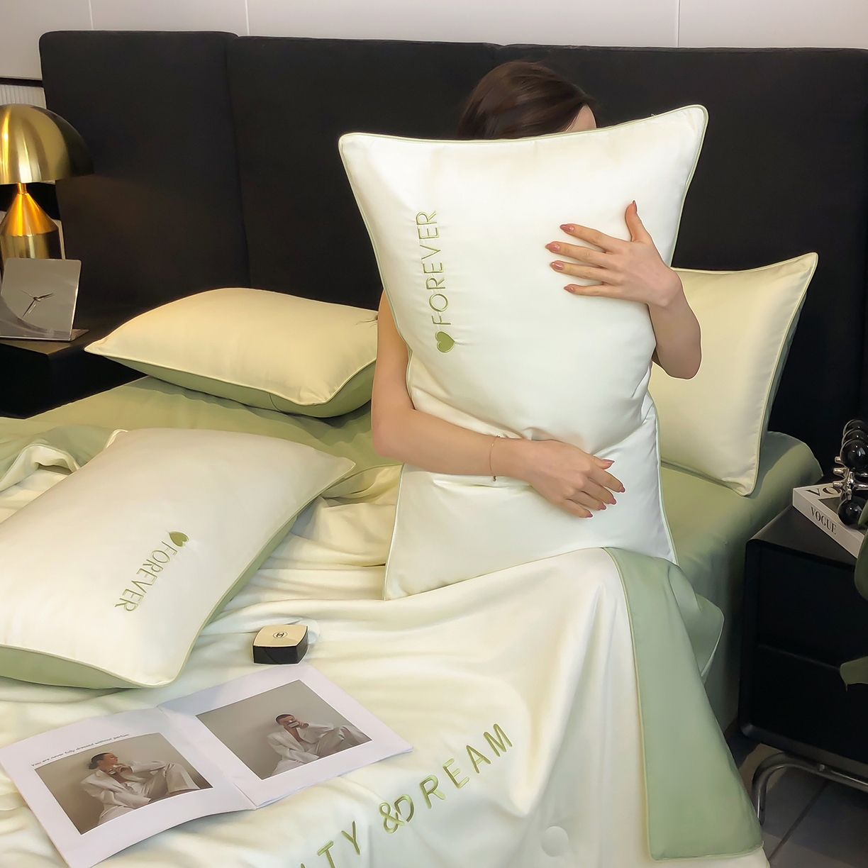 91家纺网 家纺一手货源 找家纺 吾诺家居 2026新款双拼及羽毛刺绣夏被夏凉被空调被四件套-柔羽 奶昔白-果绿