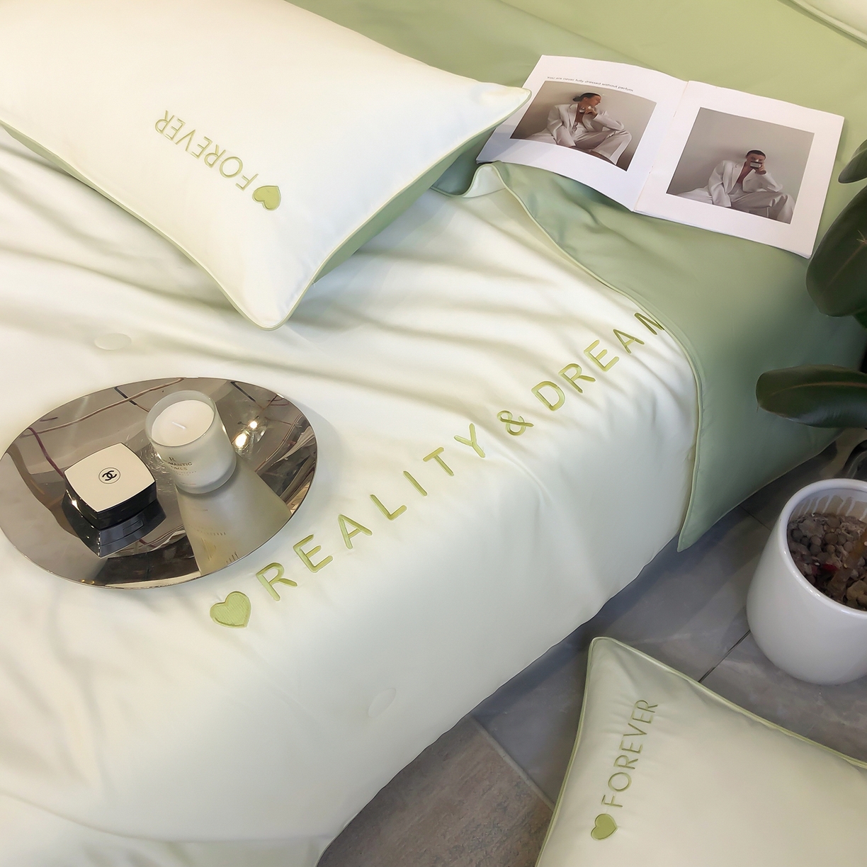 91家纺网 家纺一手货源 找家纺 吾诺家居 2026新款双拼及羽毛刺绣夏被夏凉被空调被四件套-柔羽 奶昔白-果绿