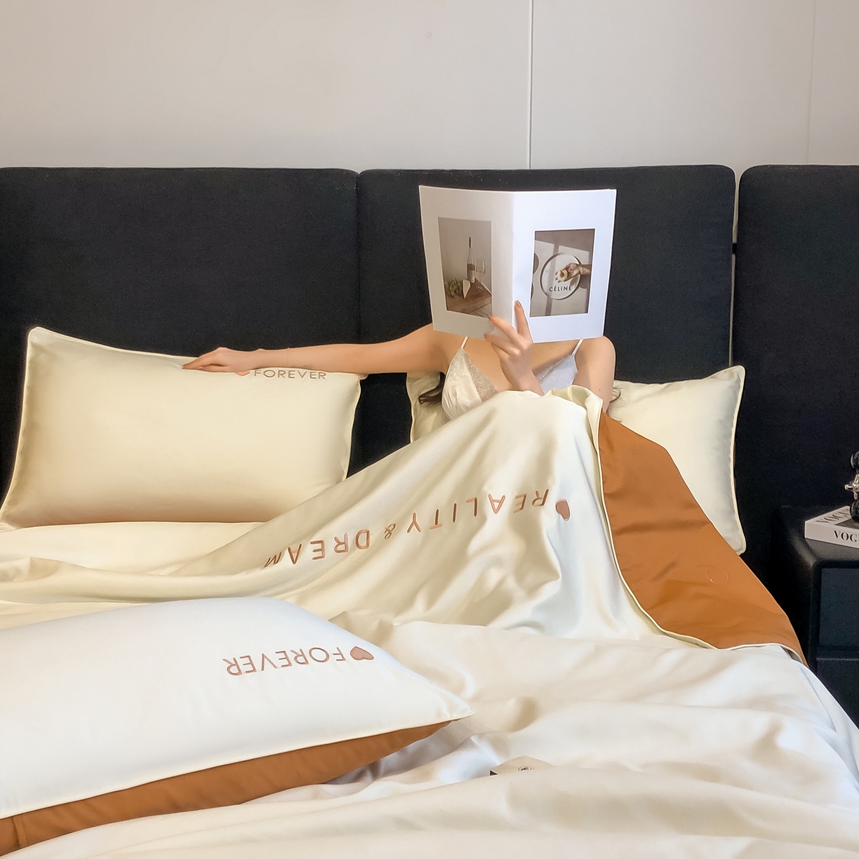 91家纺网 家纺一手货源 找家纺 吾诺家居 2026新款双拼及羽毛刺绣夏被夏凉被空调被四件套-柔羽 奶昔白-焦糖